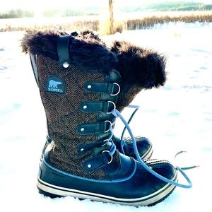 SOLD: Sorel snow boots